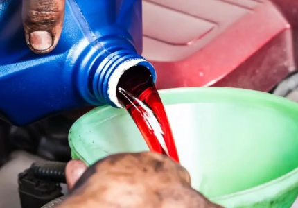 Каква е разликата между червено и зелено хидравлично масло?